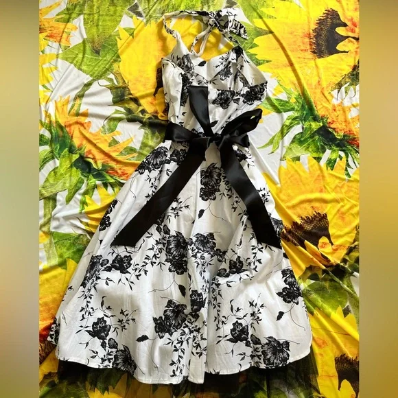 Pin-up Style Dress - Picture 2 of 4